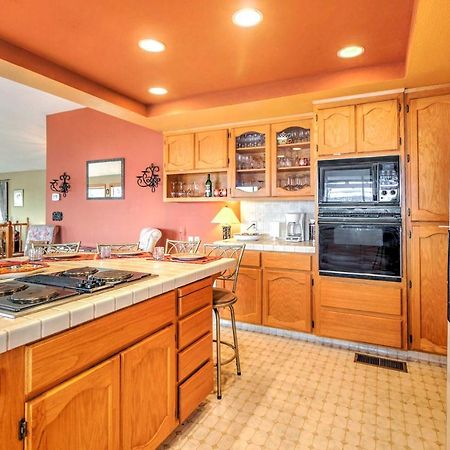 Spacious Kelseyville Home With Large Lakefront Deck! Exterior foto