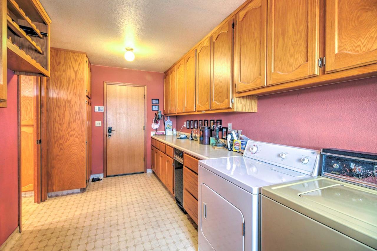 Spacious Kelseyville Home With Large Lakefront Deck! Exterior foto